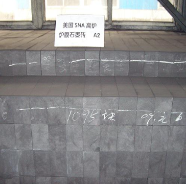 Small graphite brick for hearth